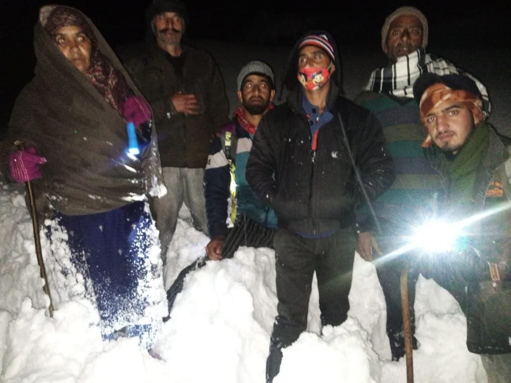 बसंतगढ़ में खराब मौसम में फंसे लोगों को उधमपुर पुलिस ने बचाया बसंतगढ़ में खराब मौसम में फंसे लोगों को उधमपुर पुलिस ने बचाया