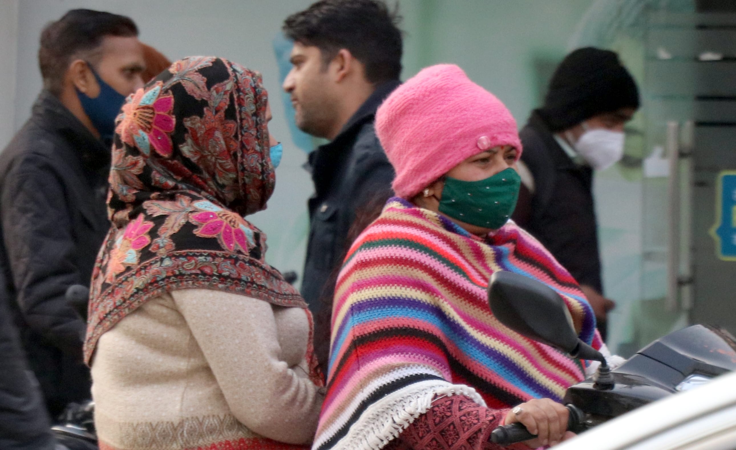 बिजनौर में ठंड में गर्म कपड़ों में लिपटकर जाते स्कूटी सवार महिला। बिजनौर में ठंड में गर्म कपड़ों में लिपटकर जाते स्कूटी सवार महिला।