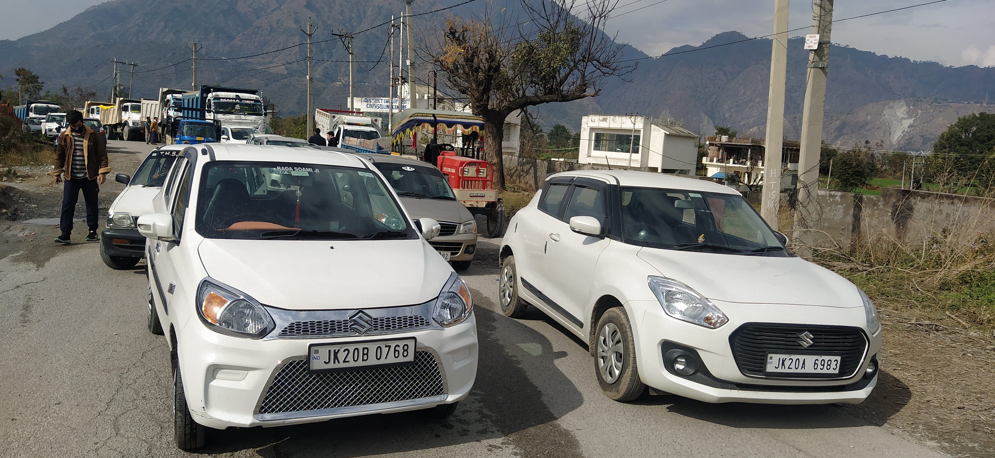 रियासी,पौनी मार्ग बंद होने के कारण मौके पर लगी वाहनों की लंबी कतार।
