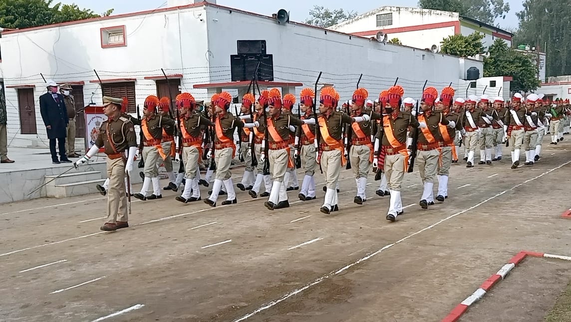 बिजनौर पुलिस लाइन में गणतंत्र दिवस की रिहर्सल परेड की सलामी लेते अधिकारी। बिजनौर पुलिस लाइन में गणतंत्र दिवस की रिहर्सल परेड की सलामी लेते अधिकारी।