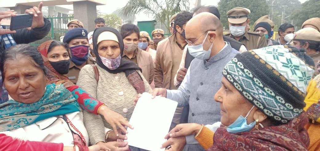 पानीपत। सांसद संजय भाटिया के प्रतिनिधित्व को ज्ञापन सौपतें हुई आगंबाड़ी वर्कर। पानीपत। सांसद संजय भाटिया के प्रतिनिधित्व को ज्ञापन सौपतें हुई आगंबाड़ी वर्कर।