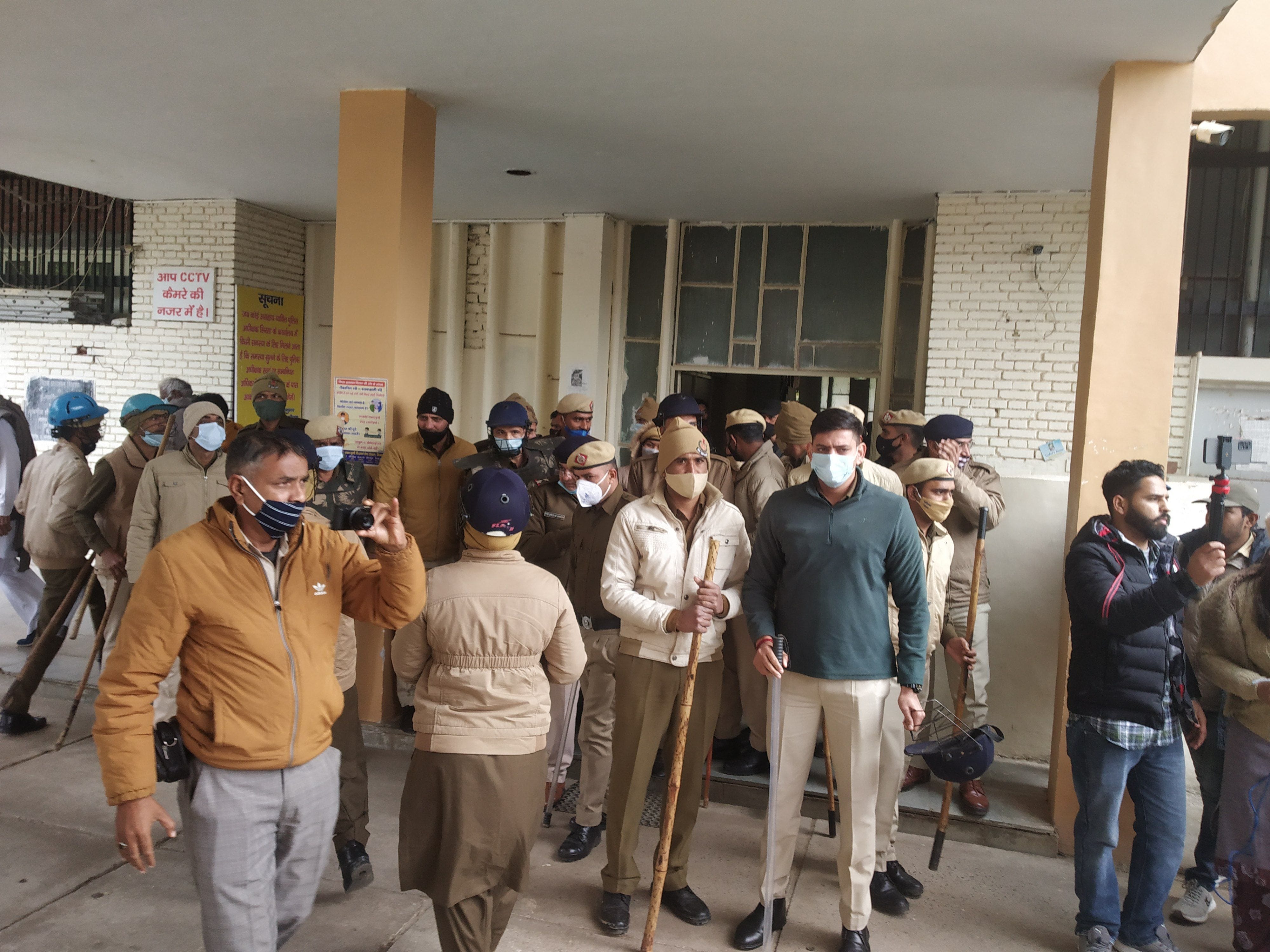 पुलिस अधीक्षक कार्यालय के समक्ष तैनात पुलिसकर्मी। पुलिस अधीक्षक कार्यालय के समक्ष तैनात पुलिसकर्मी।