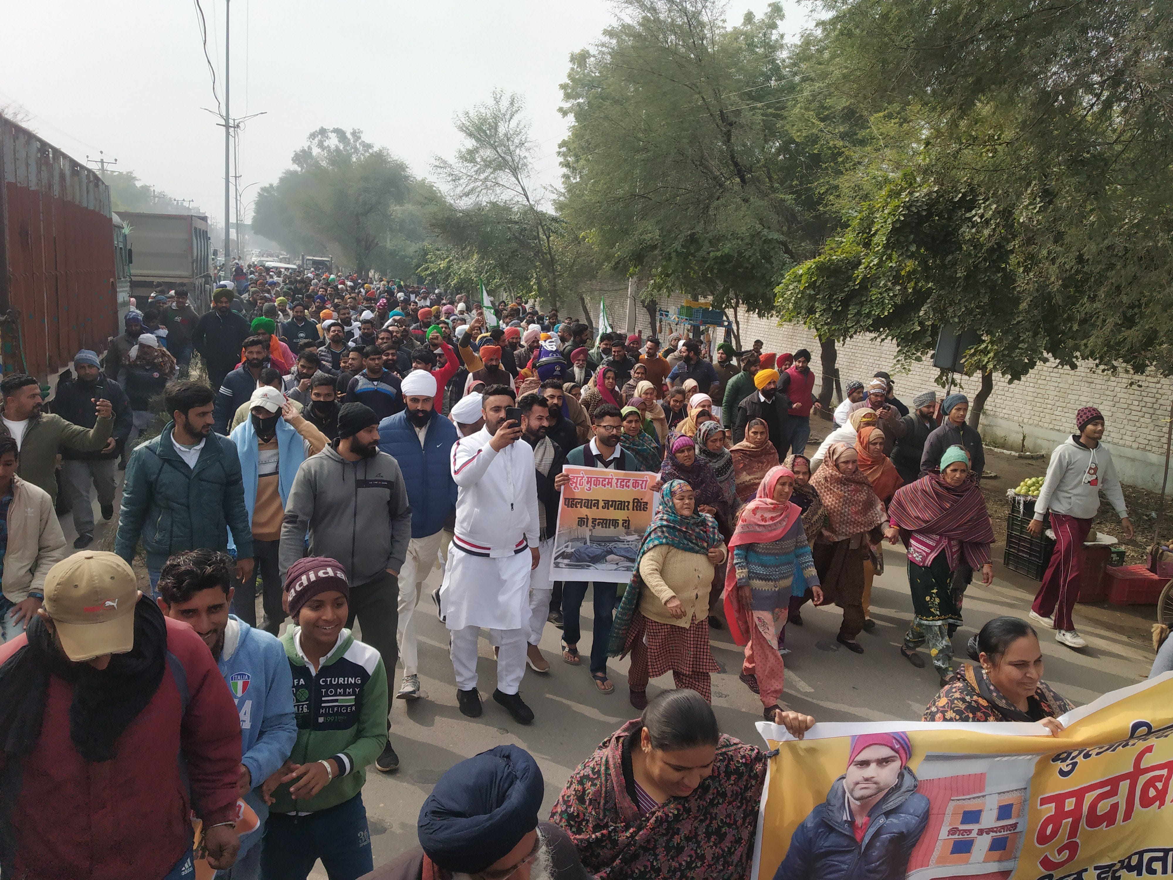 पुलिस अधीक्षक कार्यालय का घेराव करने के लिए आते ग्रामीण। पुलिस अधीक्षक कार्यालय का घेराव करने के लिए आते ग्रामीण।