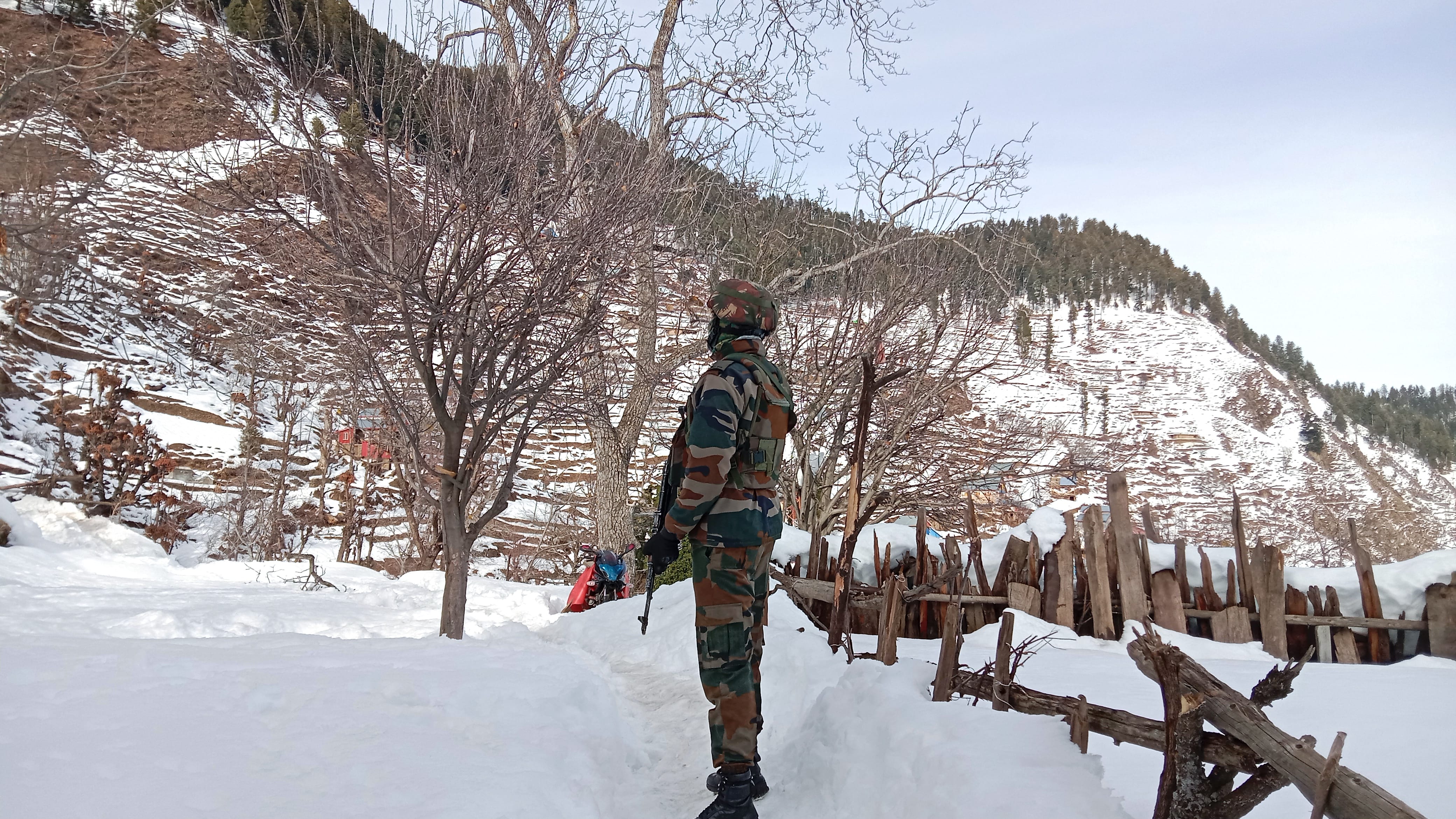 फोटो...किश्तवाड़ के डूल इलाके में विस्फोटक सामग्री बरामद,,,भारतीय सेना बर्फ के दौरान भी सतर्क फोटो...किश्तवाड़ के डूल इलाके में विस्फोटक सामग्री बरामद,,,भारतीय सेना बर्फ के दौरान भी सतर्क