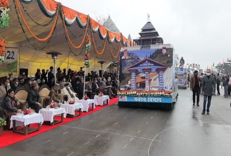 पर्यटन विभाग की झांकी।