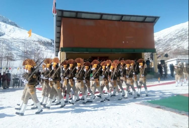 केलांग में बर्फ के भी भव्य परेड।