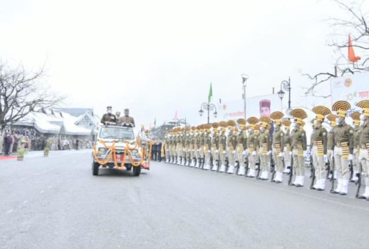 राज्यपाल में परेड की सलामी ली।