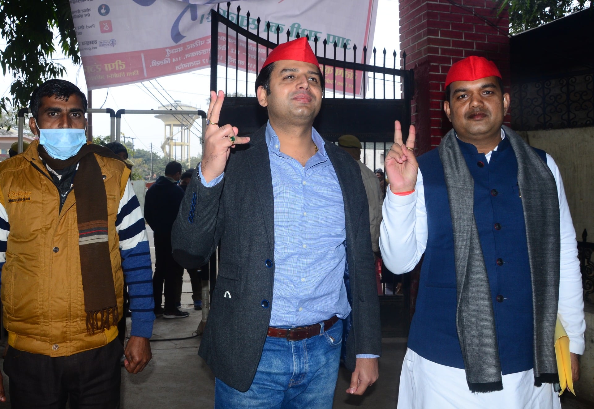 नामांकन कराने पहुंचे सपा के कैप्टन अर्जुन यादव। संवाद नामांकन कराने पहुंचे सपा के कैप्टन अर्जुन यादव। संवाद