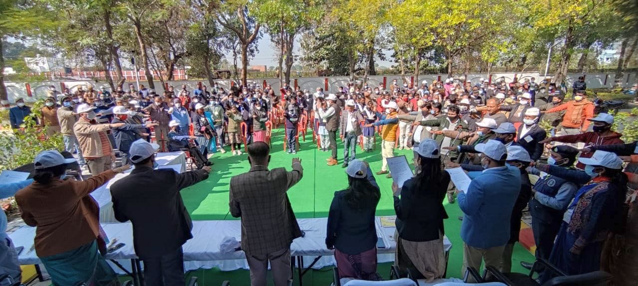 मतदाता दिवस पर सभी को मतदान प्रतिशत बढ़ाने का संकल्प दिलाते डीएम समेत अन्य अधिकारी। मतदाता दिवस पर सभी को मतदान प्रतिशत बढ़ाने का संकल्प दिलाते डीएम समेत अन्य अधिकारी।