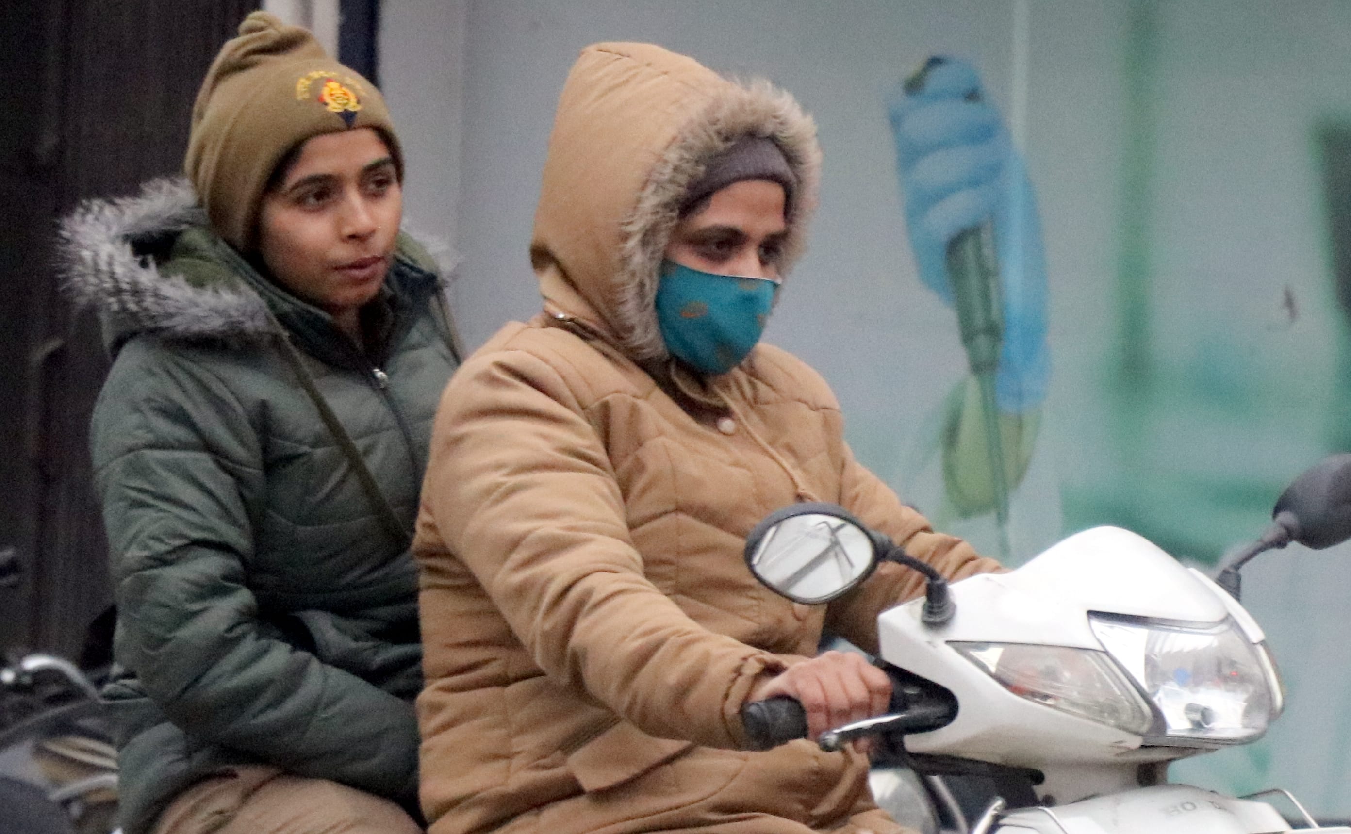 बिजनौर में ठंड में गर्म कपड़ों में लिपटकर जाती महिला पुलिसकर्मी।