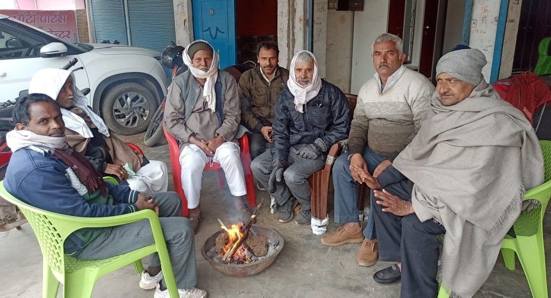 इगलास कांग्रेस प्रत्याशी कार्यालय पर उपस्थित कार्यकर्ता। संवाद इगलास कांग्रेस प्रत्याशी कार्यालय पर उपस्थित कार्यकर्ता। संवाद