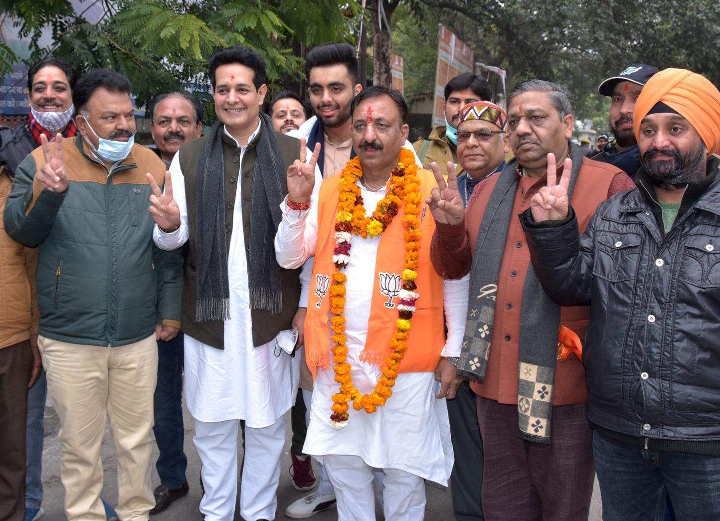 कलेक्ट्रेट में नामांकन करने पहुंचे भाजपा सहारनपुर नगर प्रत्याशी राजीव गुंबर व साथ पूर्व सांसद र