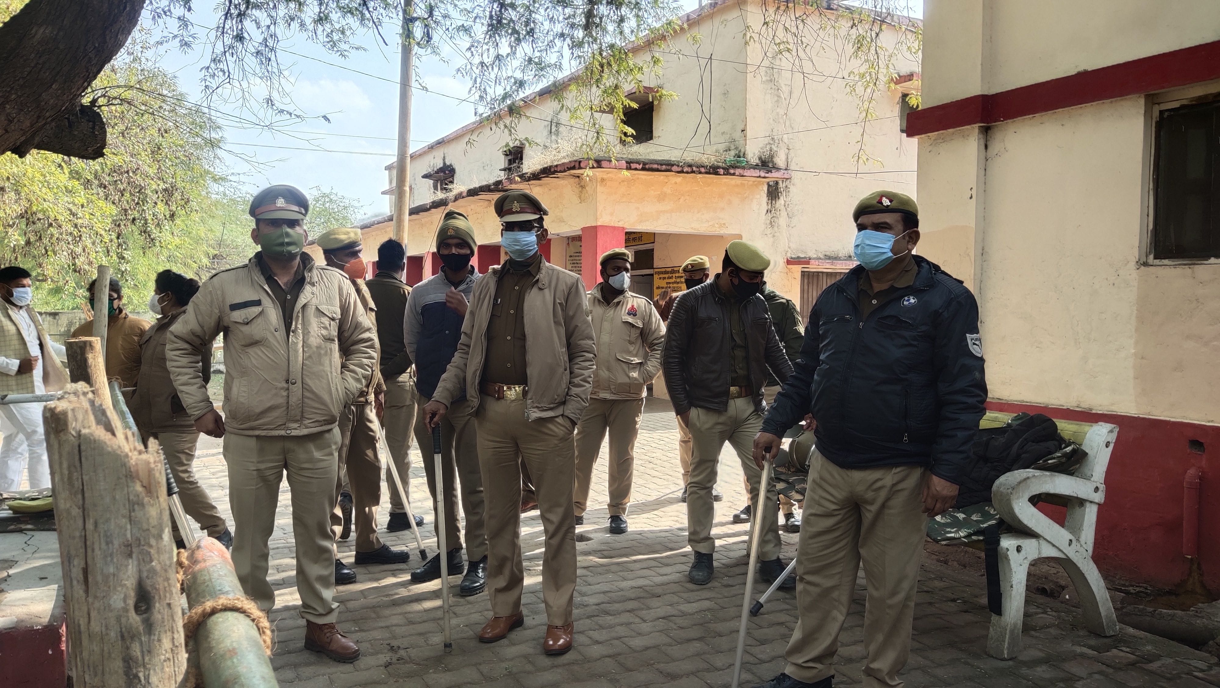 कलेक्ट्रेट मे निर्वाचन कार्यालय के बाहर तैनात पुलिस फोर्स कलेक्ट्रेट मे निर्वाचन कार्यालय के बाहर तैनात पुलिस फोर्स