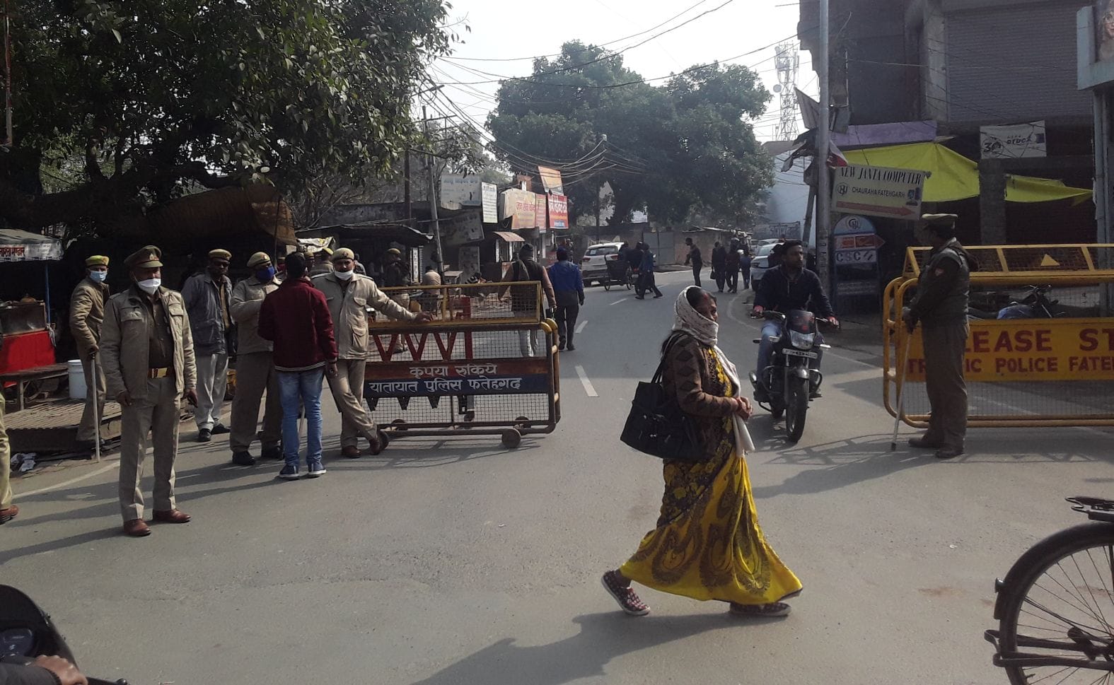 फतेहगढ़ में मिलेट्री चौराहे के पास लगा बैरियर। संवाद फतेहगढ़ में मिलेट्री चौराहे के पास लगा बैरियर। संवाद