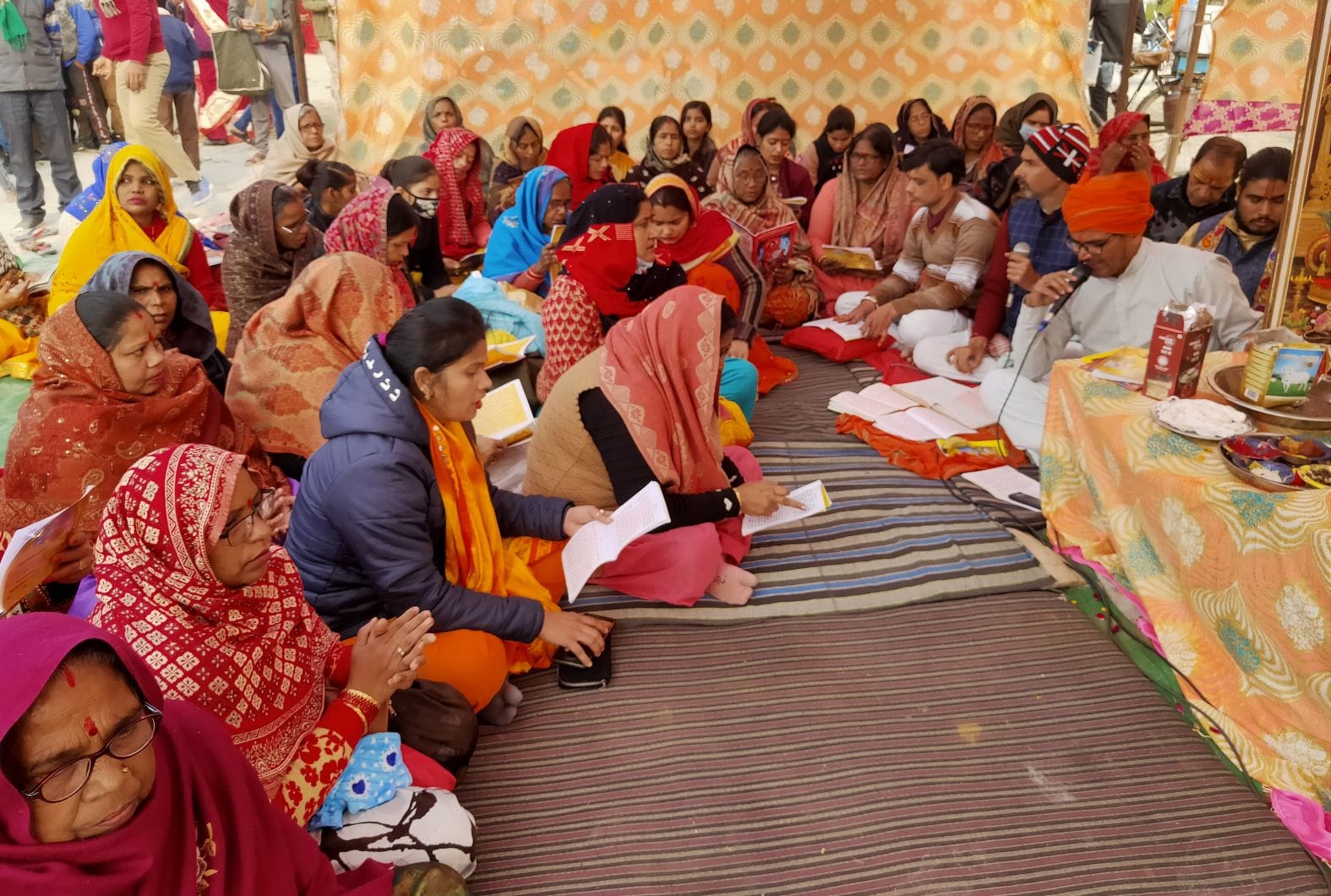 रामनगरिया मेले में सुंदर कांड में मौजूद लोग। संवाद रामनगरिया मेले में सुंदर कांड में मौजूद लोग। संवाद