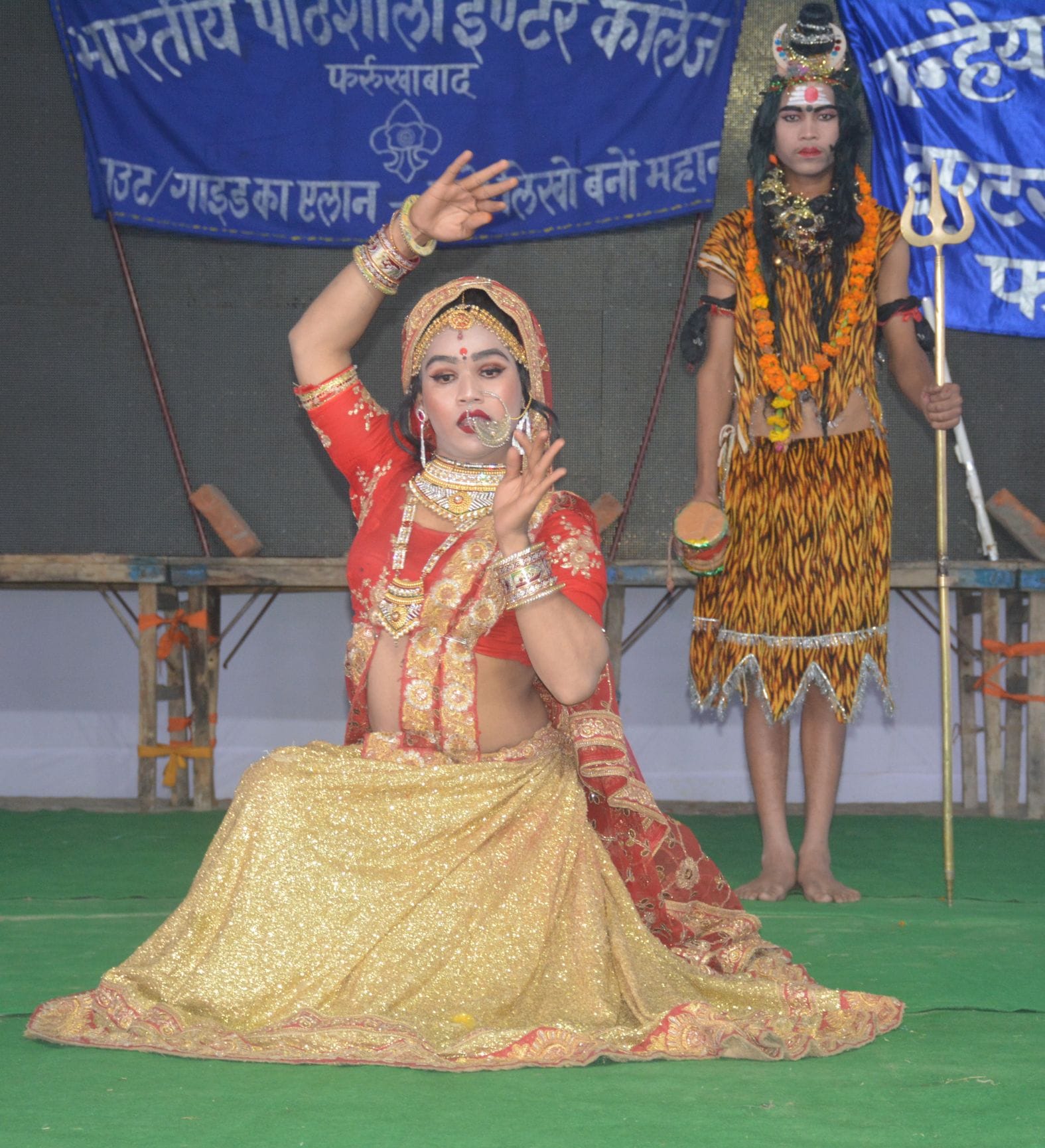 रामनगरिया मेले में नृत्य प्रस्तुत करती कलाकार। संवाद रामनगरिया मेले में नृत्य प्रस्तुत करती कलाकार। संवाद
