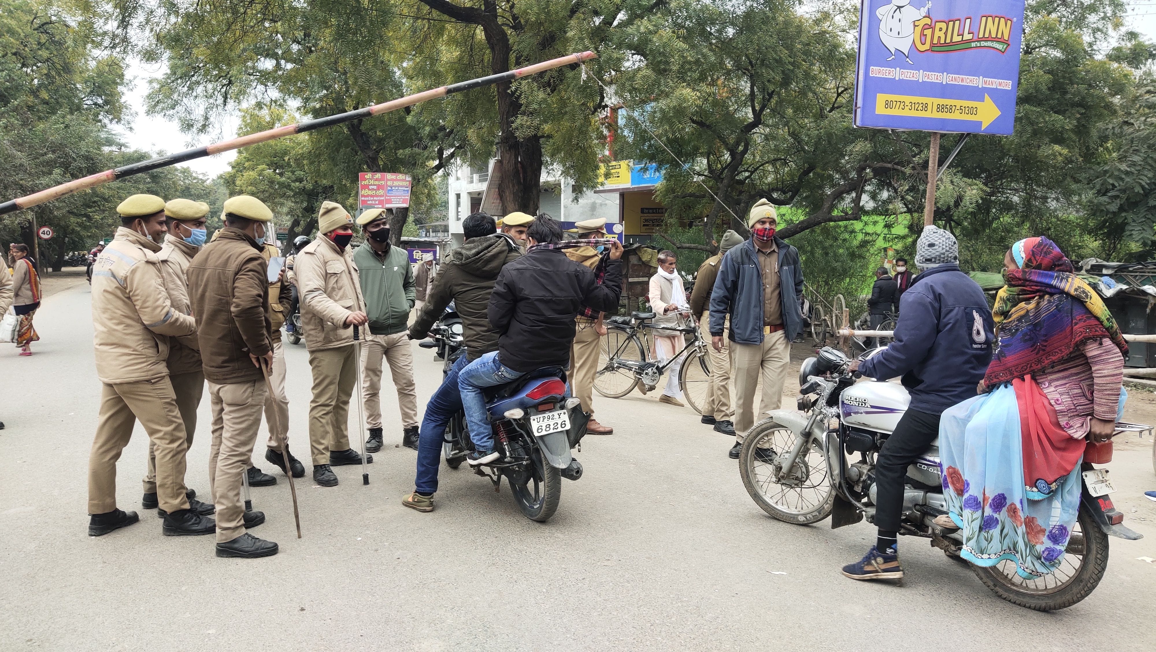जालौन रोड पर वाहनों को रोकते पुलिसकर्मी जालौन रोड पर वाहनों को रोकते पुलिसकर्मी