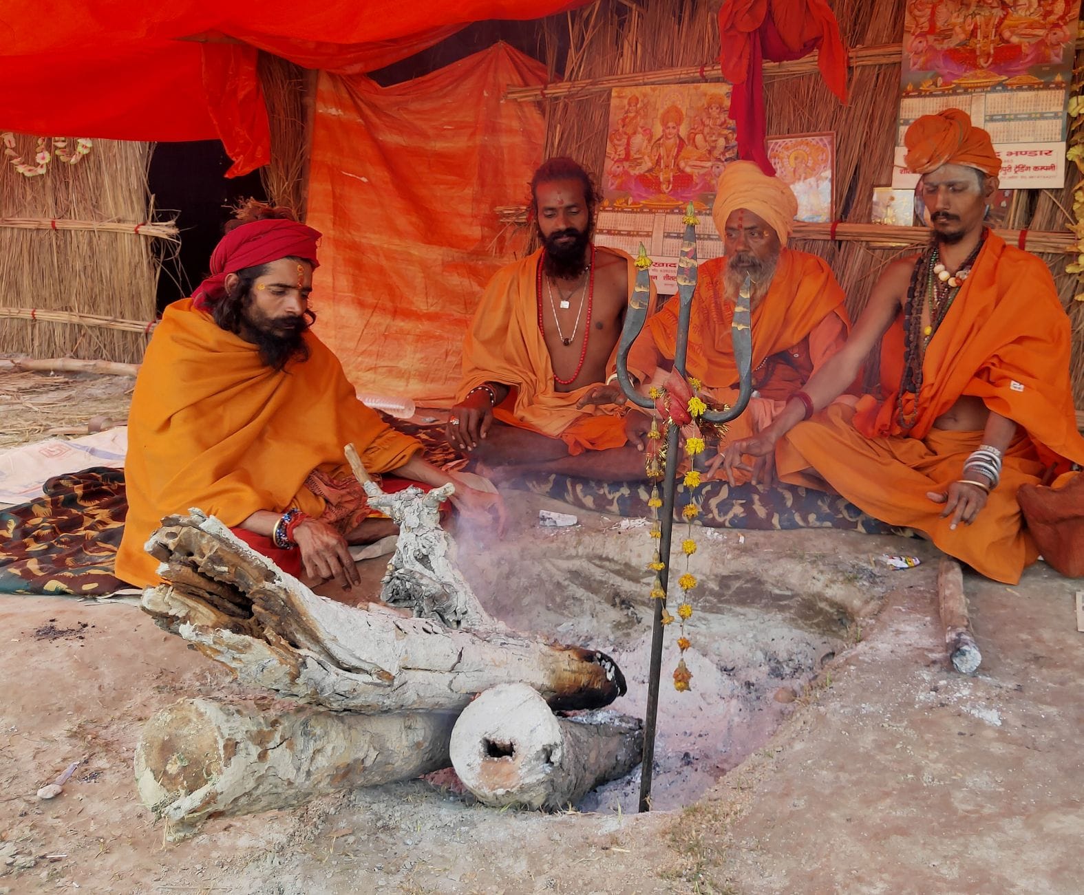 रामनगरिया मेले में ध्यान में साधना करते साधु। संवाद रामनगरिया मेले में ध्यान में साधना करते साधु। संवाद