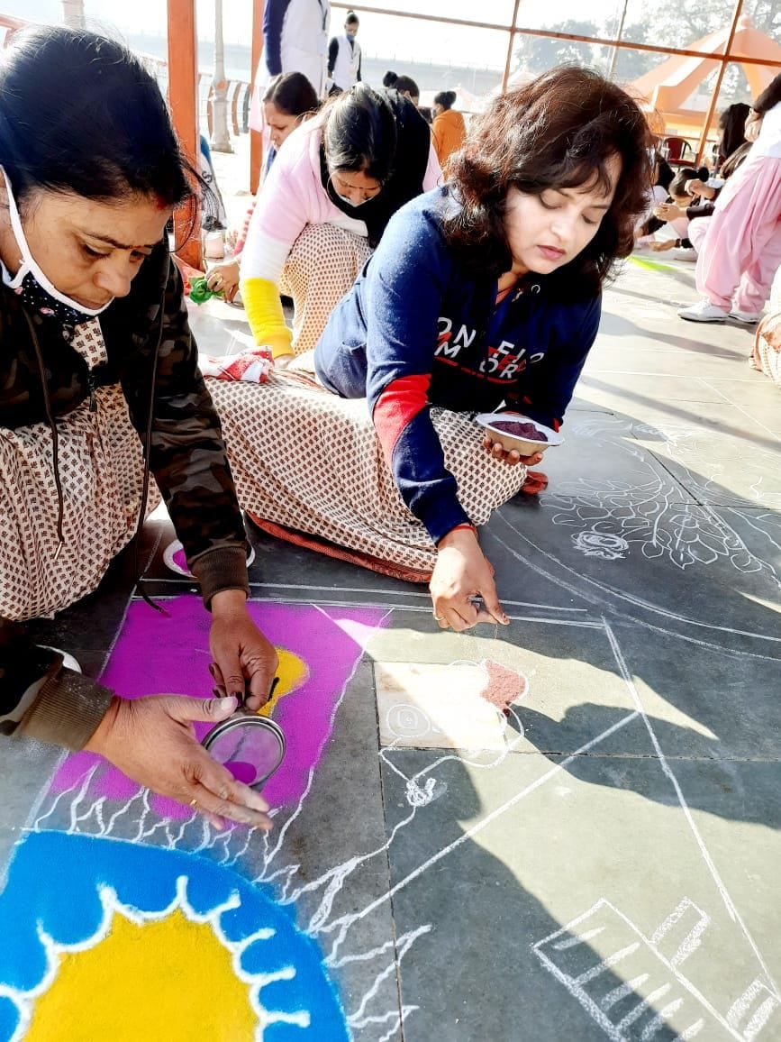 मतदाता दिवस पर भरतघाट पर जागरूकता के लिए रंगोली बनातीं महिलाएं। मतदाता दिवस पर भरतघाट पर जागरूकता के लिए रंगोली बनातीं महिलाएं।