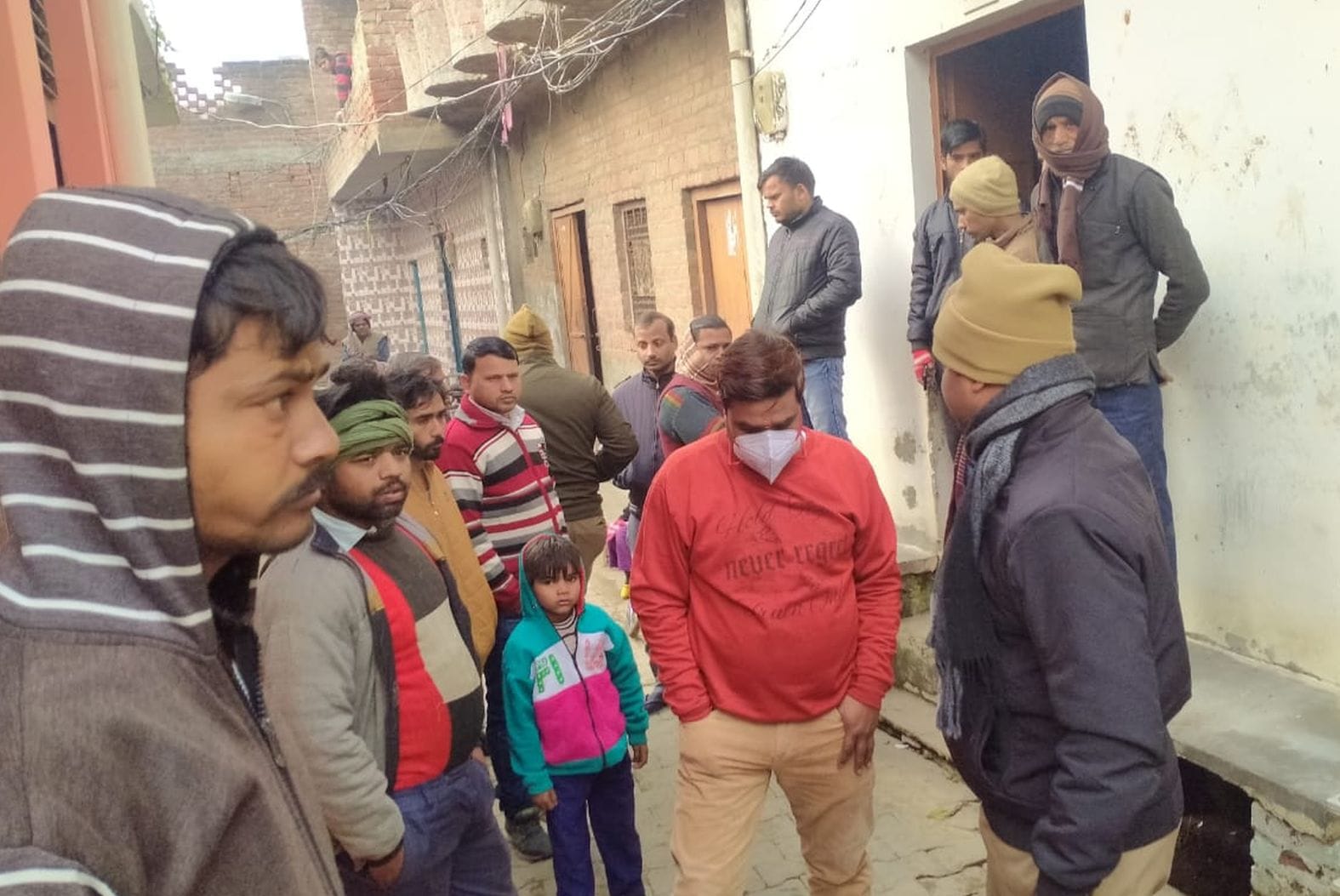 मोहल्ला कछियाना में विमलेश के घर के बाहर लगी भीड़। संवाद