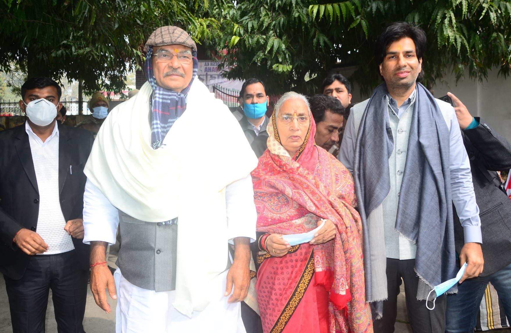 पत्नी उमलेश और बेटे कुणाल के साथ नामांकन कराने पहुंचे डीपी यादव। संवाद पत्नी उमलेश और बेटे कुणाल के साथ नामांकन कराने पहुंचे डीपी यादव। संवाद