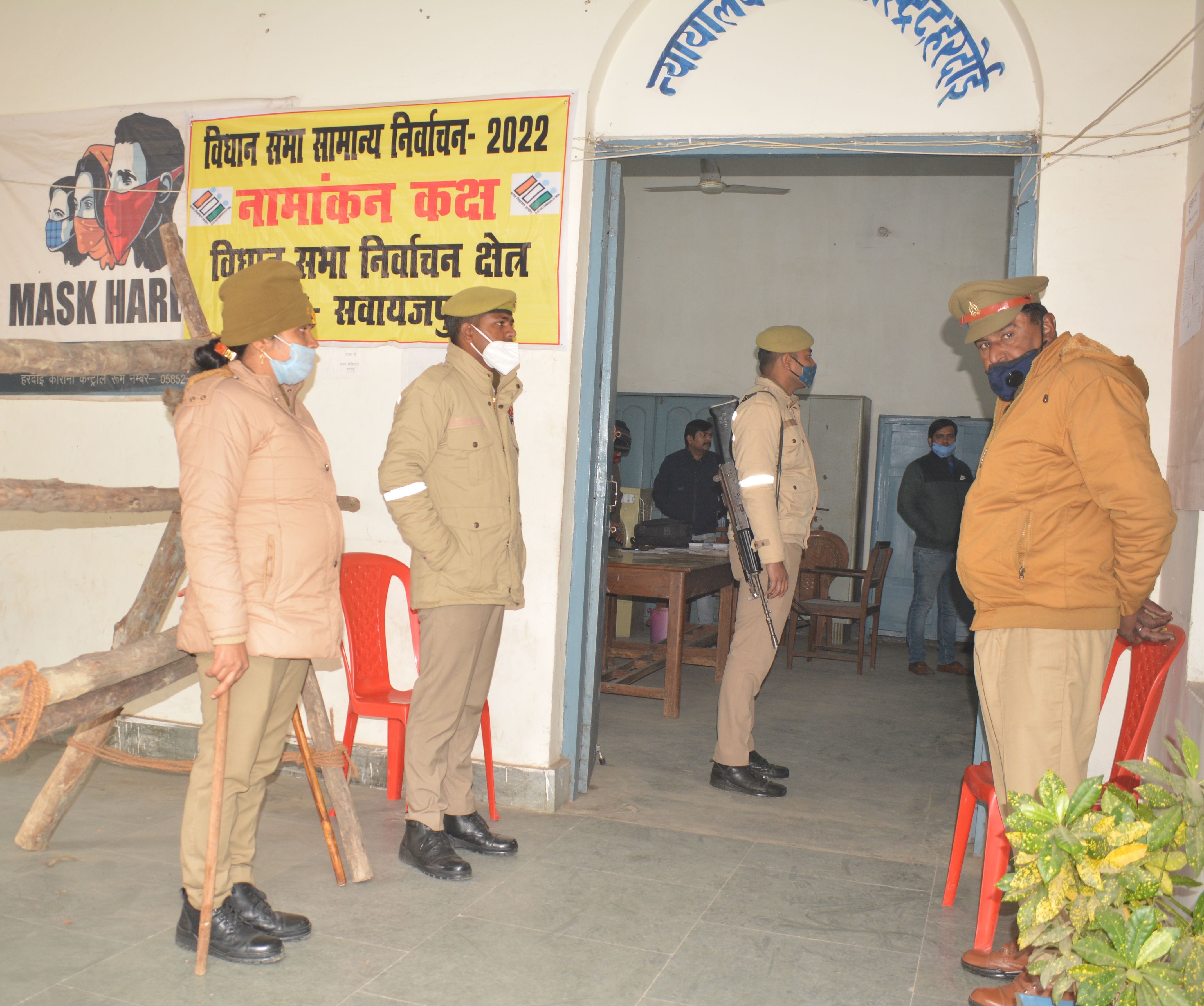 फोटो-39- नामांकन कक्षों के बाहर तैनात पुलिस बल फोटो-39- नामांकन कक्षों के बाहर तैनात पुलिस बल