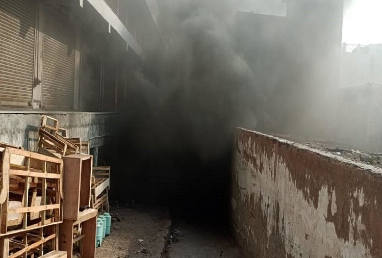 Un énorme incendie s’est déclaré dans un entrepôt de meubles – Agra: Un énorme incendie s’est déclaré dans un entrepôt de meubles