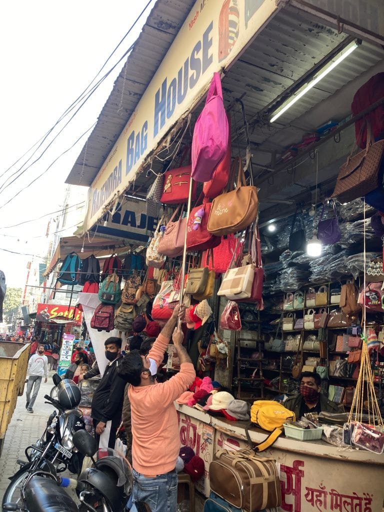 अभियान के दौरान दुकानदार सामान को उतारता हुआ। अभियान के दौरान दुकानदार सामान को उतारता हुआ।
