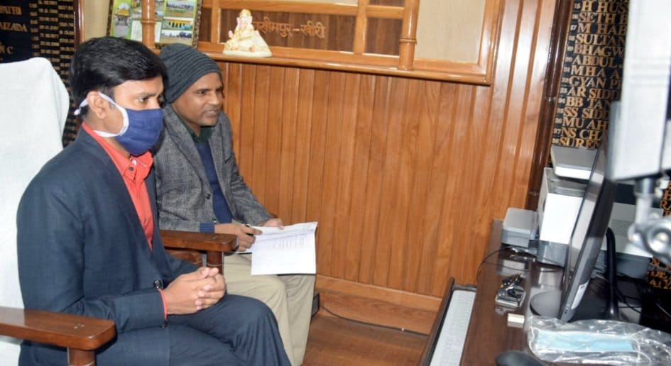 व्यय प्रेक्षकों के साथ वर्चुअल बैठक करते डीएम व्यय प्रेक्षकों के साथ वर्चुअल बैठक करते डीएम