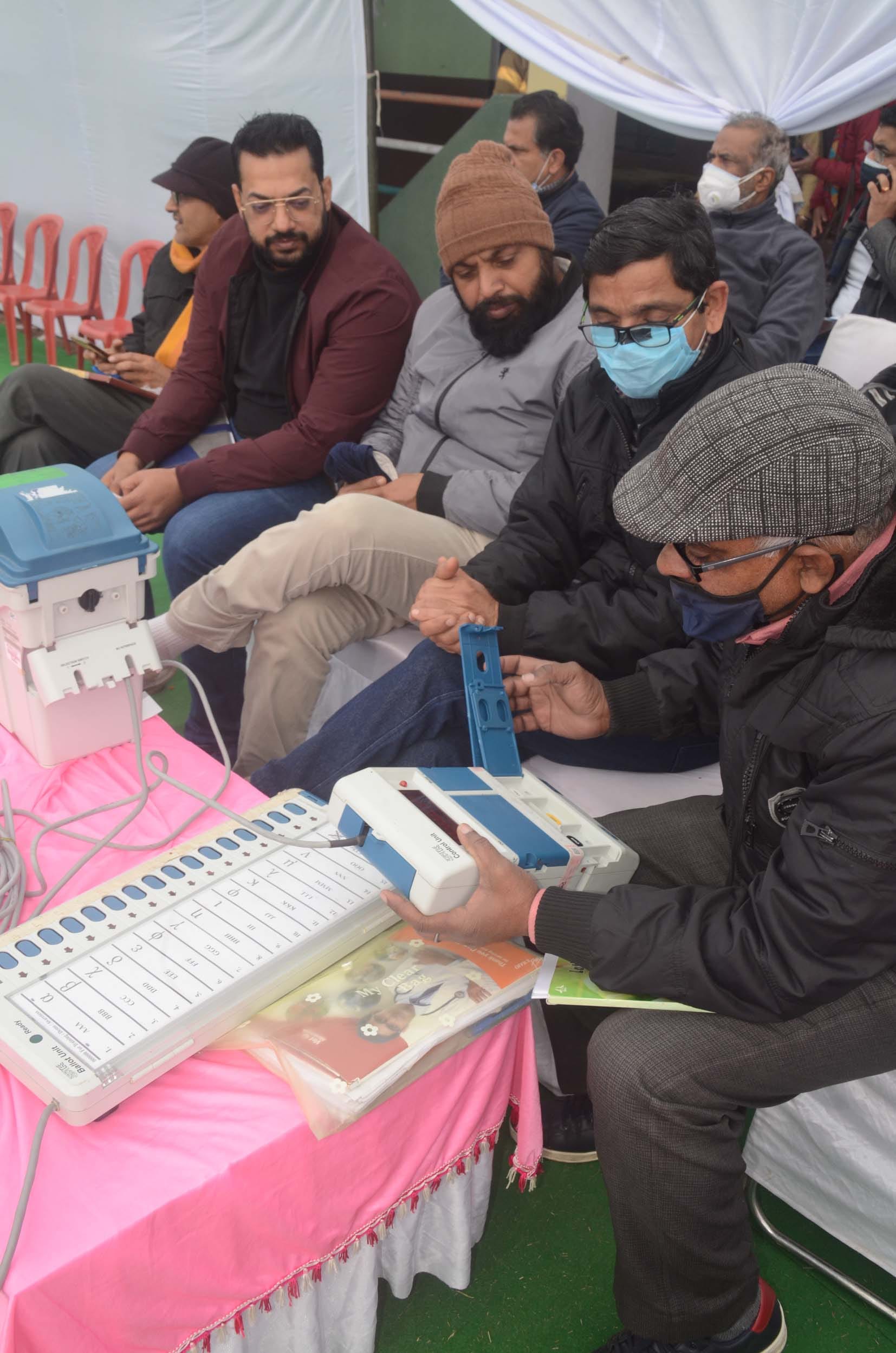 बागपत के गेटवे इंटरनेशनल स्कूल में प्रशिक्षण लेते मतदानकर्मी बागपत के गेटवे इंटरनेशनल स्कूल में प्रशिक्षण लेते मतदानकर्मी