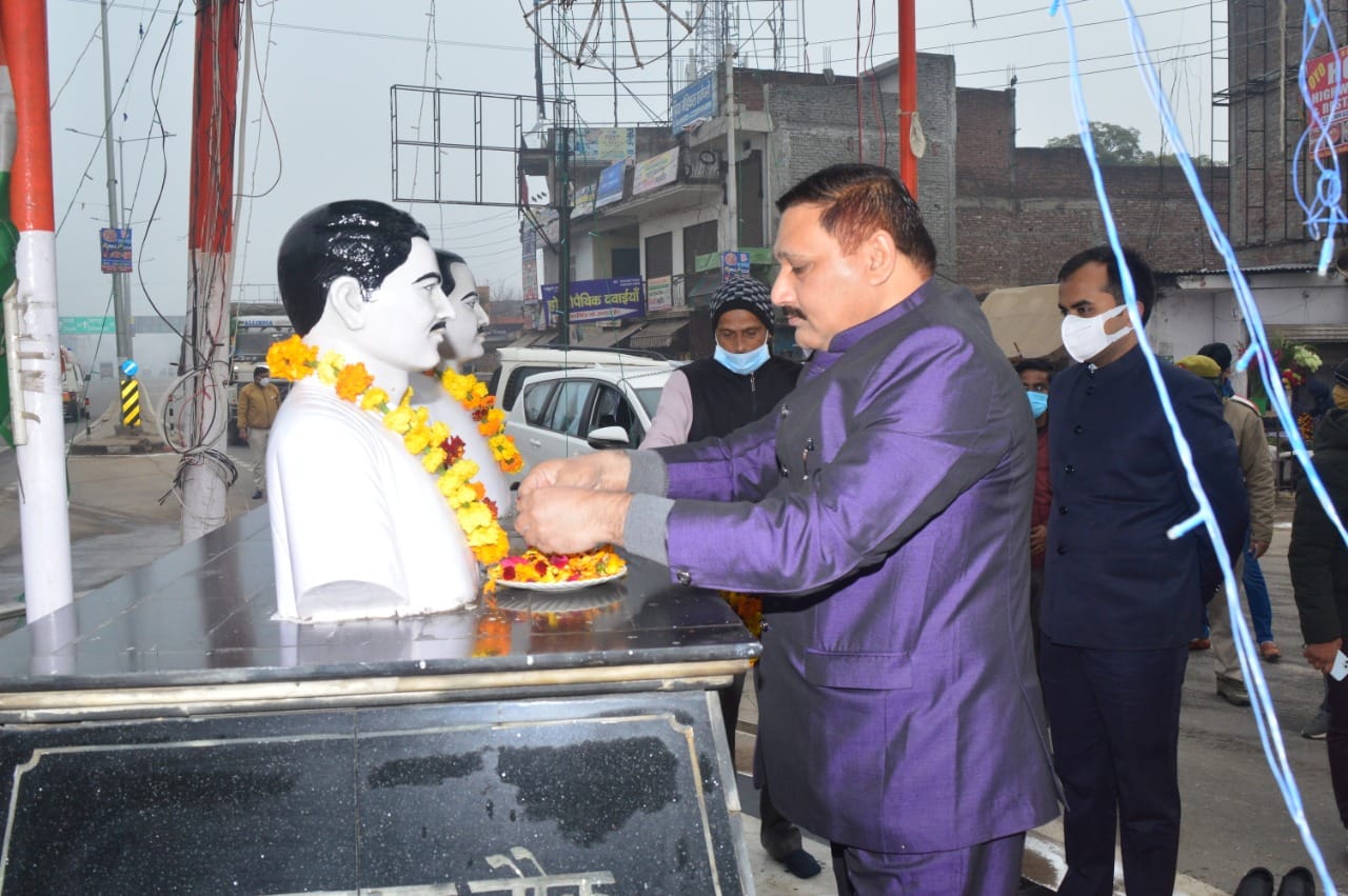 बागपत के राष्ट्र वंदना चौक पर गणतंत्र दिवस पर शहीदों की प्रतिमा पर माल्यापर्ण करते चेयरमैन राजु?