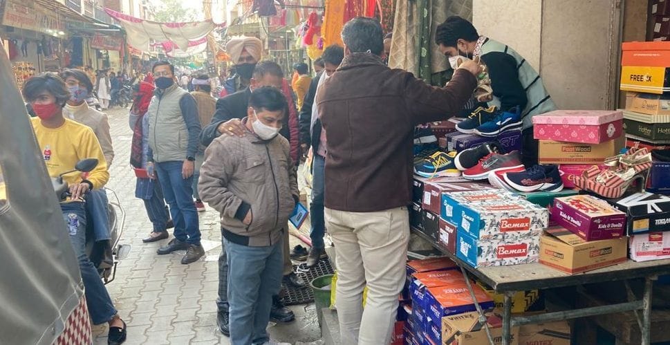 बाहर रखे सामान को टीम उठवाती हुई । बाहर रखे सामान को टीम उठवाती हुई ।