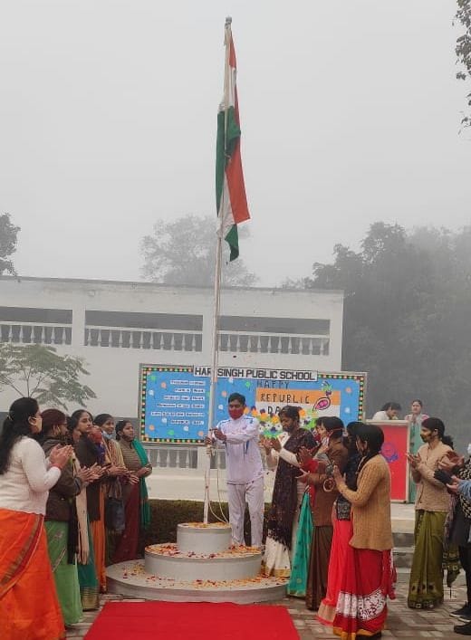 हरिसिंह पब्लिक स्कूल में ध्वजारोहण के दौरान मौजूद लोग। हरिसिंह पब्लिक स्कूल में ध्वजारोहण के दौरान मौजूद लोग।