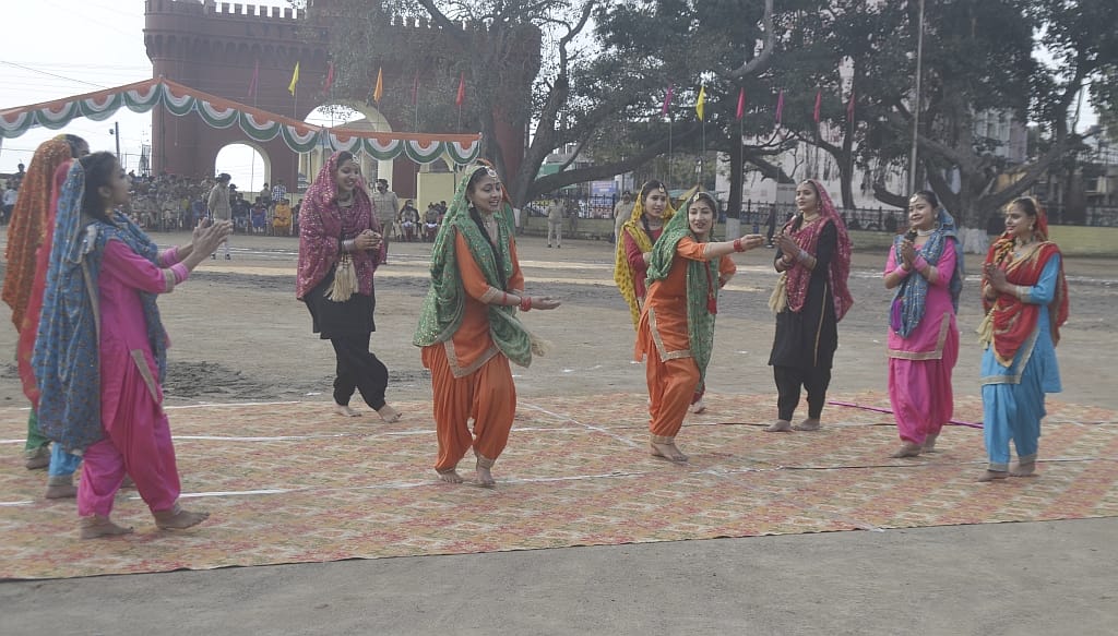 गणतंत्र दिवस पर चौगान में सांस्कृतिक कार्यक्रम प्रस्तुत करतीं छात्राएं।