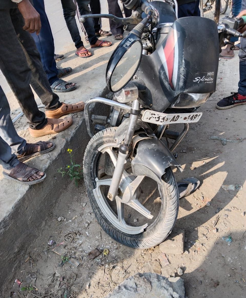 घटनास्थल पर क्षतिग्रस्त बाइक। संवाद घटनास्थल पर क्षतिग्रस्त बाइक। संवाद