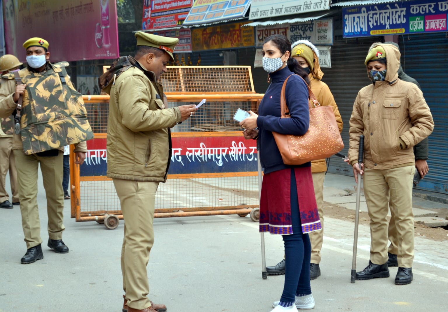 नामांकन के दौरान सरकारी महिला कर्मी से पूछ ताछ करती पुलिस नामांकन के दौरान सरकारी महिला कर्मी से पूछ ताछ करती पुलिस