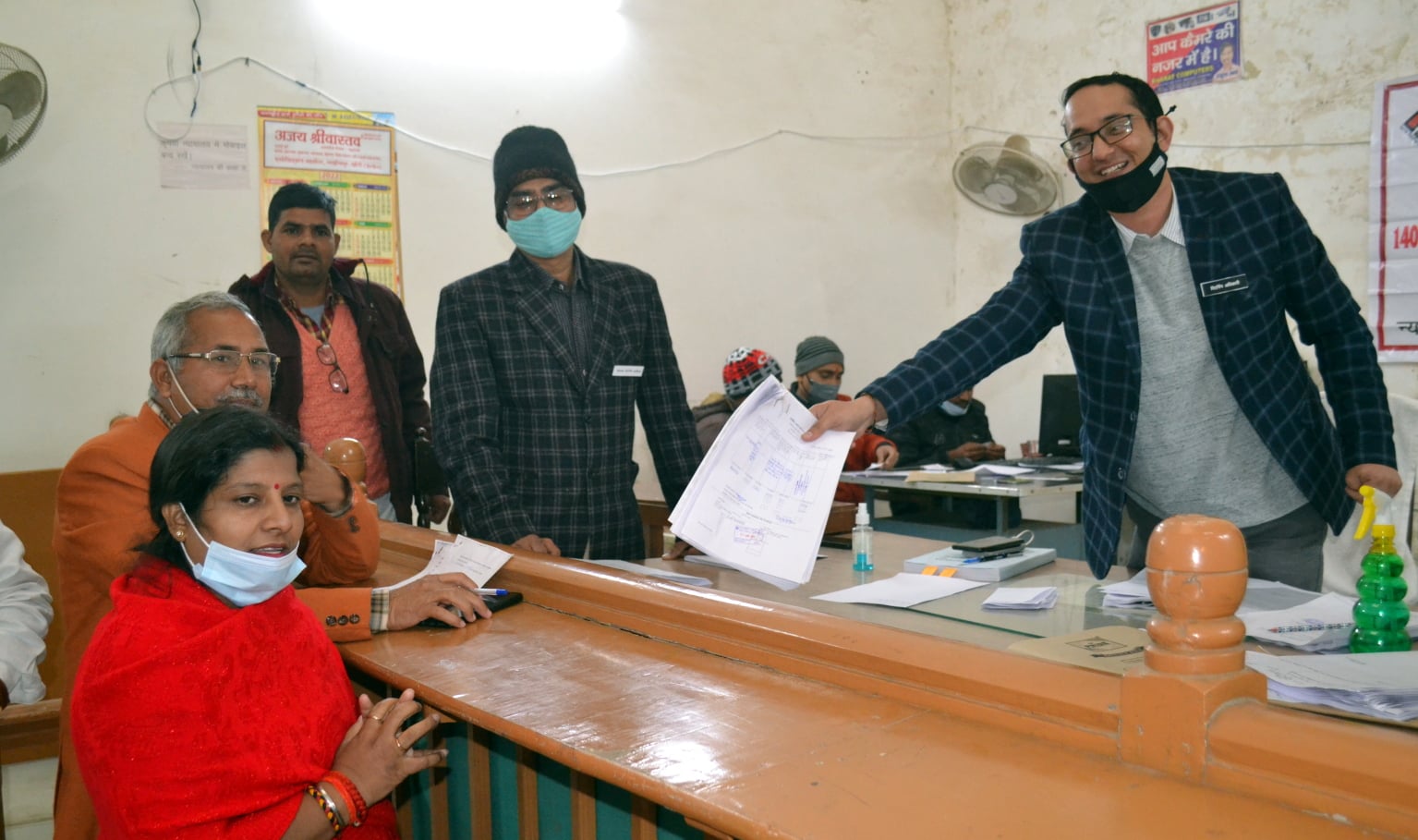 नामांकन पत्र दाखिल करती भाजपा प्रत्याशी मंजू त्यागी नामांकन पत्र दाखिल करती भाजपा प्रत्याशी मंजू त्यागी