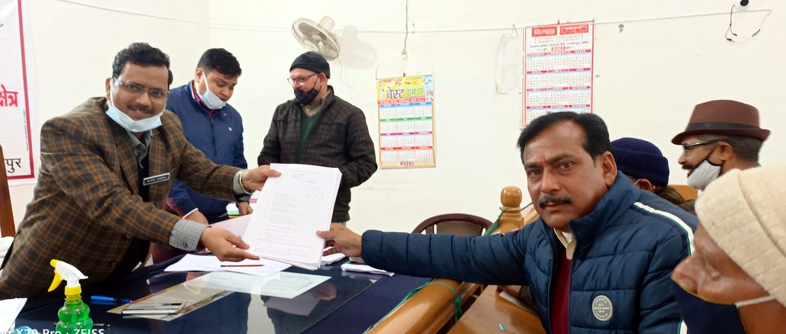 नामांकन पत्र दाखिल करते भाजपा प्रत्याशी योगेश वर्मा नामांकन पत्र दाखिल करते भाजपा प्रत्याशी योगेश वर्मा