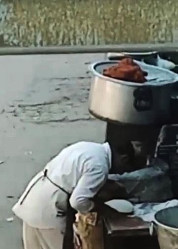 बागपत के खेकड़ा स्थित होटल पर रोटी पर थूंकता कारीगर।