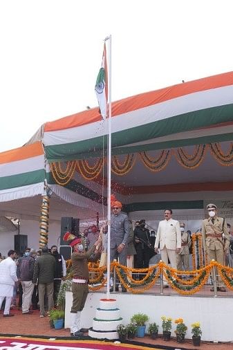 Menteri Pembangunan Dan Panchayat Mengibarkan Bendera Nasional Dalam Perayaan HUT RI, Mengucap Hormat Pawai