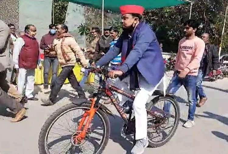 Le candidat Sp Rajkumar Yadav est arrivé pour déposer sa candidature à vélo à Mainpuri