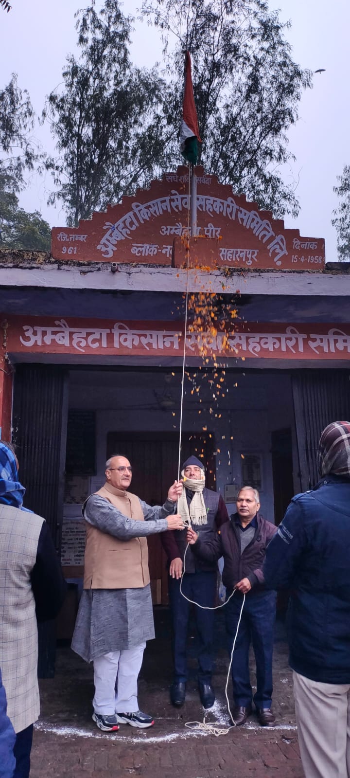 किसान सेवा सहकारी समिति पर ध्वजारोहण करते राज सिंह माजरा किसान सेवा सहकारी समिति पर ध्वजारोहण करते राज सिंह माजरा