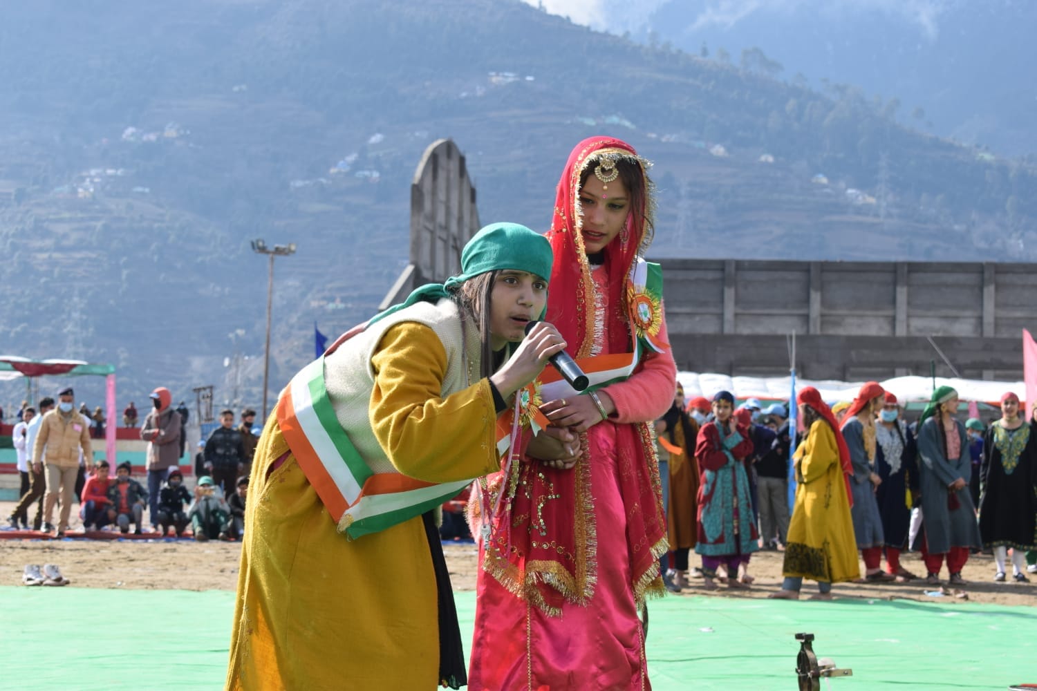 डोडा में गणतंत्र दिवस समारोह में सांस्कृतिक कार्यक्रम प्रस्तुत करते छात्र