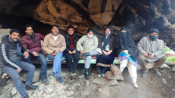 फोटो...डीडीसी अध्यक्षा पूजा ठाकुर ने फिर से डंगडोरू दच्छन में धरना आरंभ किया। भूमि परभावितों व बे? फोटो...डीडीसी अध्यक्षा पूजा ठाकुर ने फिर से डंगडोरू दच्छन में धरना आरंभ किया। भूमि परभावितों व बे?