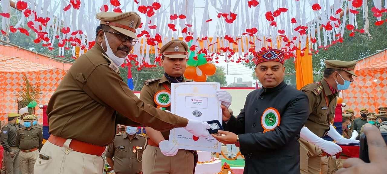 DM Sunil Kumar Verma, SP Abhish remettant la médaille d'argent et la citation au surintendant supplémentaire de la police Shishyapal ?