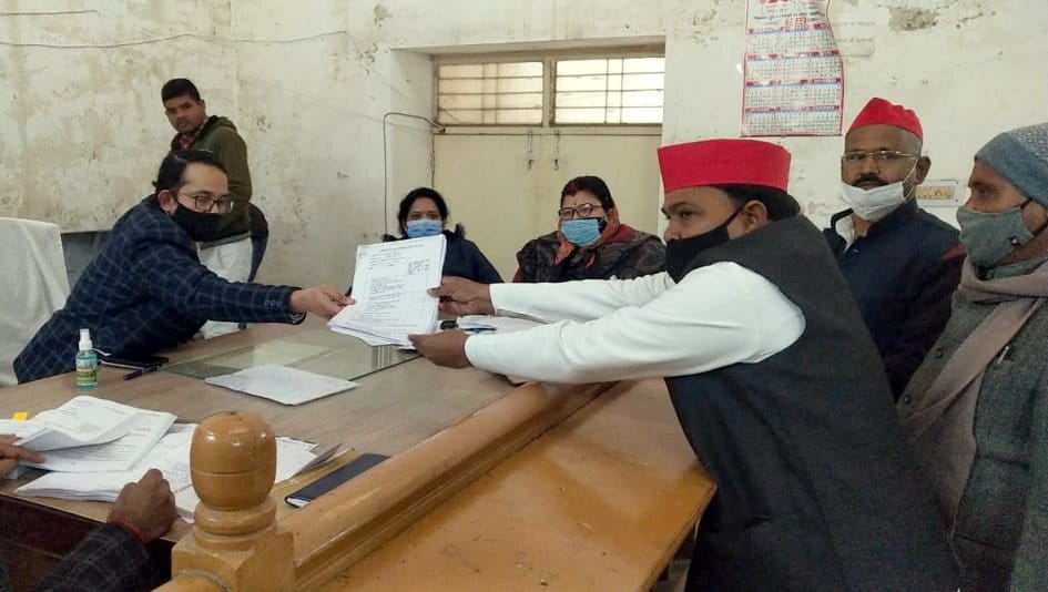 अपना नामांकन पत्र दाखिल करते सपा प्रत्याशी राम सरन अपना नामांकन पत्र दाखिल करते सपा प्रत्याशी राम सरन