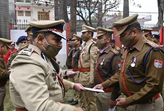 गदरपुर में प्रभारी निरीक्षक विजेंद्र को सम्मानित करते डीजीपी अशोक कुमार। गदरपुर में प्रभारी निरीक्षक विजेंद्र को सम्मानित करते डीजीपी अशोक कुमार।