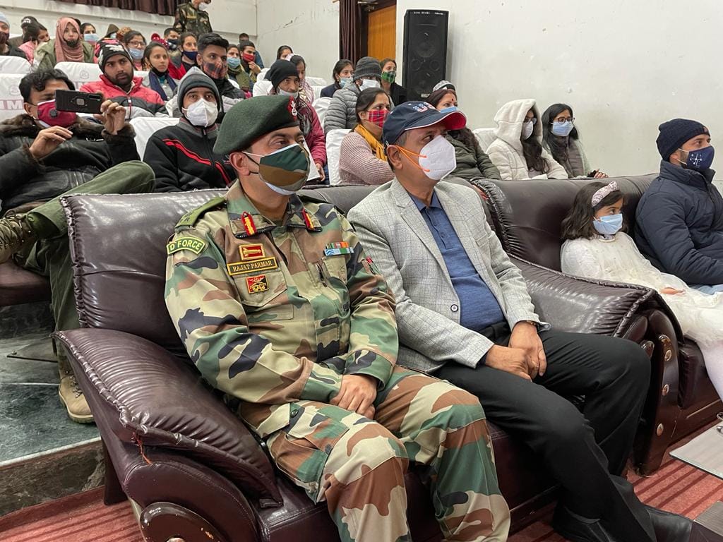 भद्रवाह कैंपस में आयोजित गणतंत्र दिवस समारोह में उपस्थित सैन्य अधिकारी व अन्य