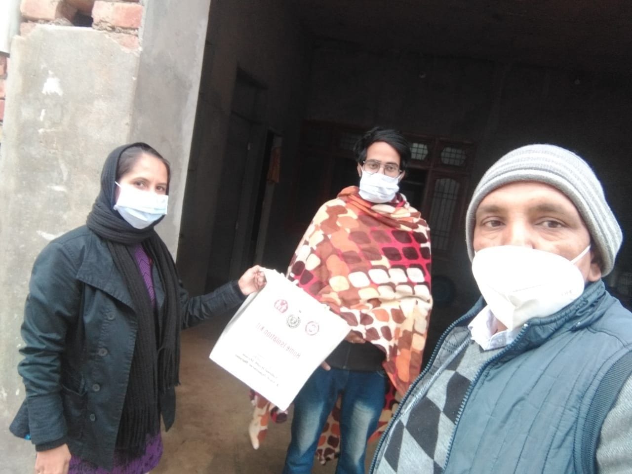 मरीज को होम आइसोलेशन किट वितरित करते स्वास्थ्य कर्मी। मरीज को होम आइसोलेशन किट वितरित करते स्वास्थ्य कर्मी।