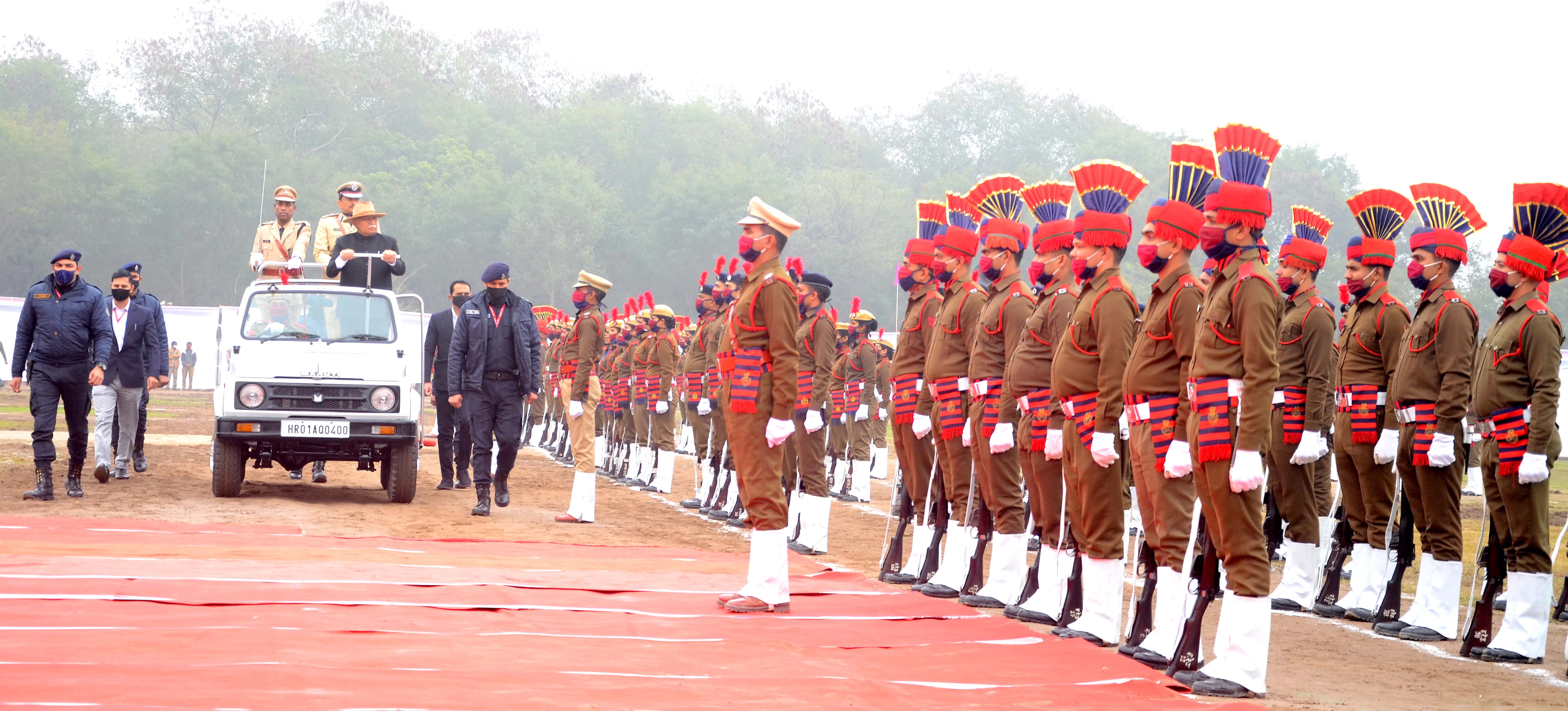 गणतंत्र दिवस पर अंबाला शहर स्थित पुलिस लाइन मैदान में सलामी लेते मुख्यमंत्री मनोहर लाल। गणतंत्र दिवस पर अंबाला शहर स्थित पुलिस लाइन मैदान में सलामी लेते मुख्यमंत्री मनोहर लाल।